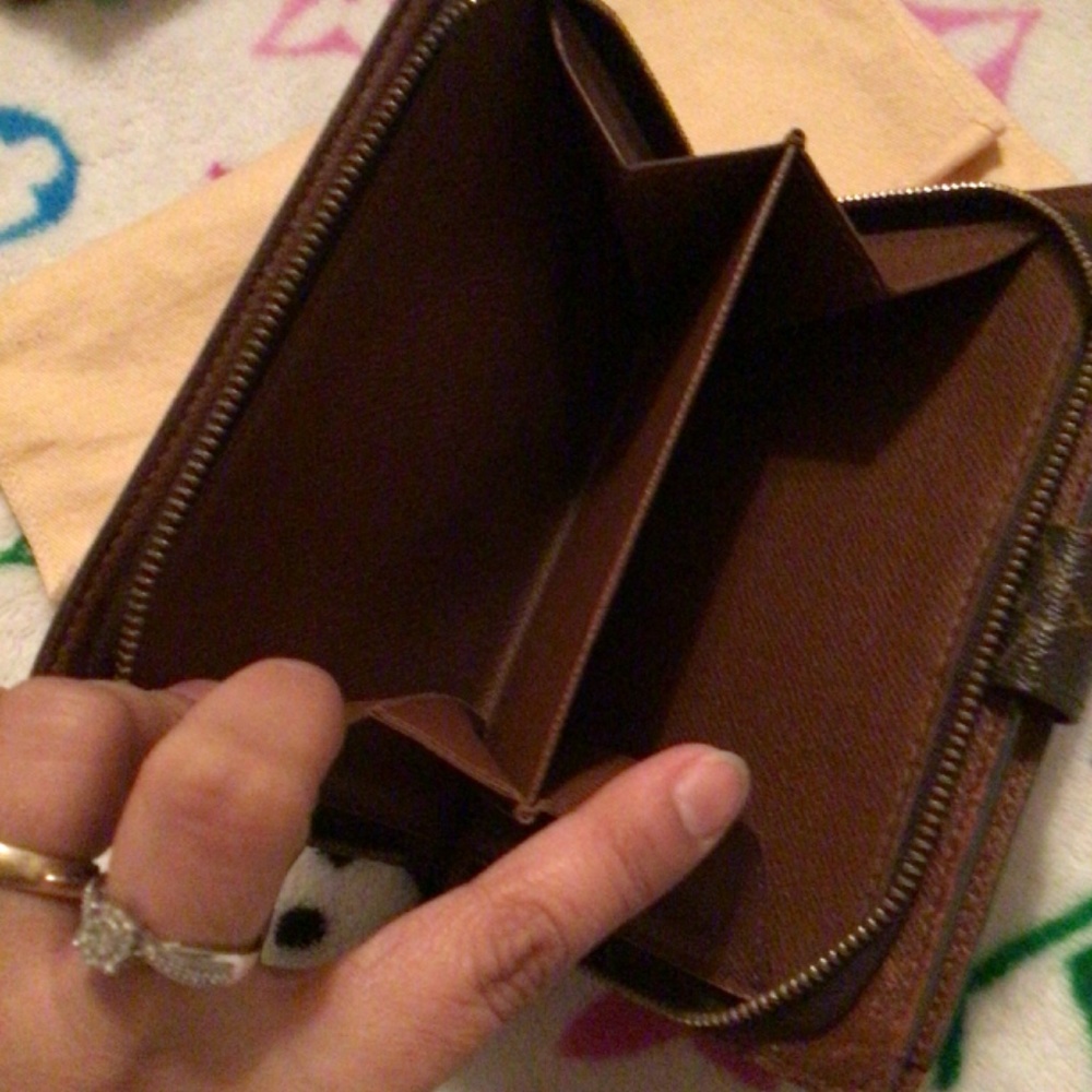 💯 % Authentic PASSPORT WALLET - Picture 5 of 15